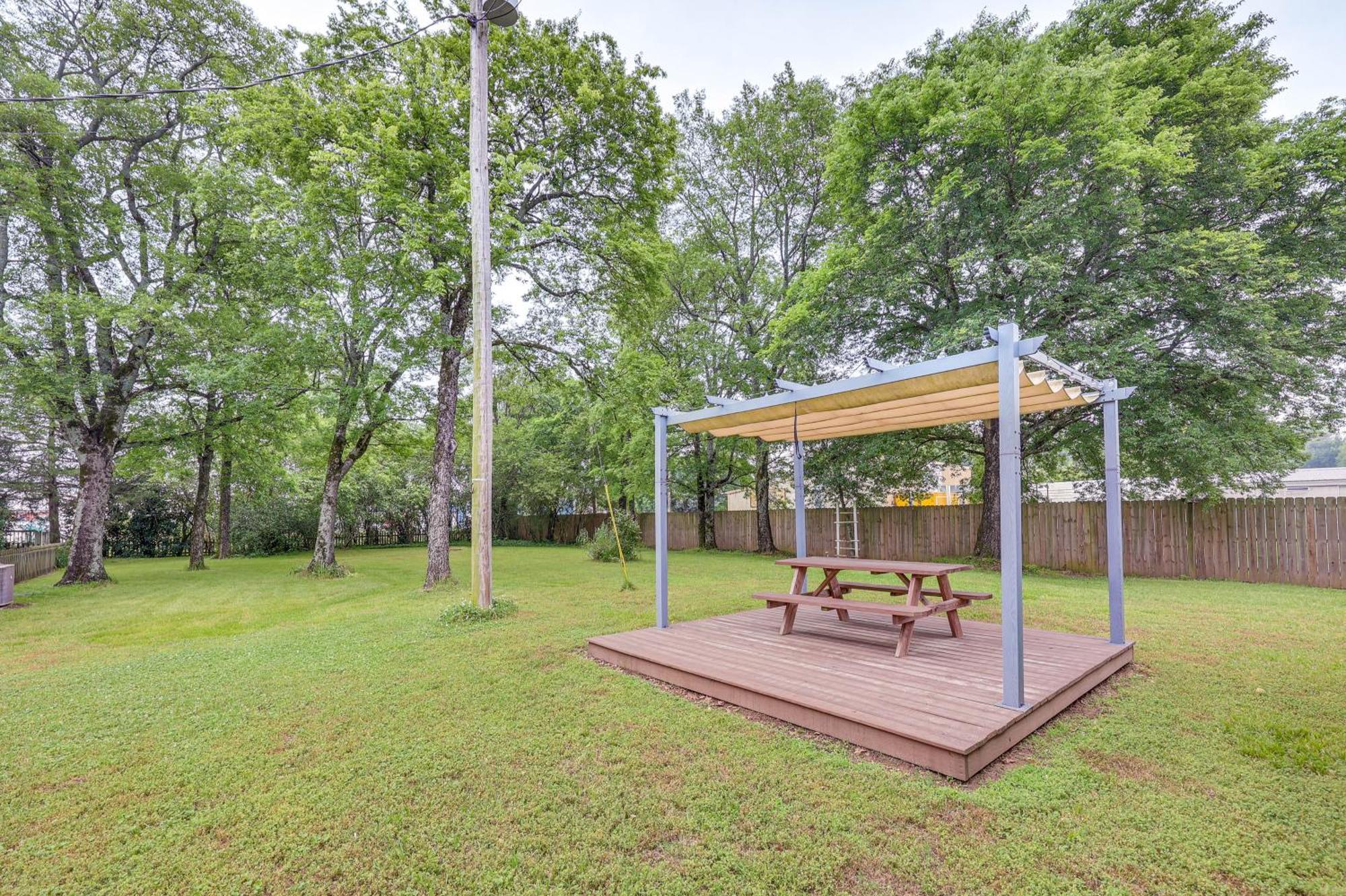 Delightful Retreat With Fireplace And Large Yard! Ngoại thất bức ảnh