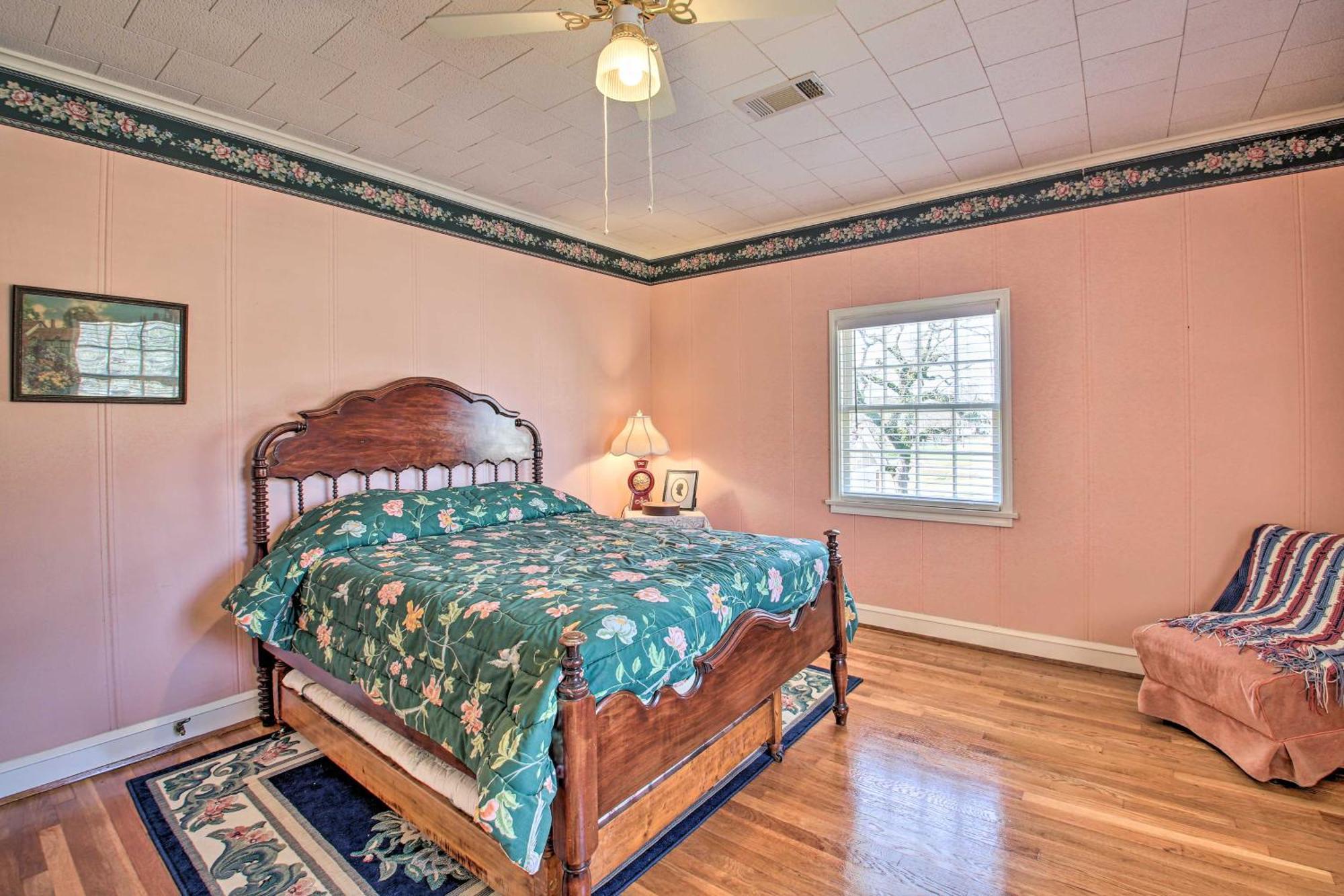 Delightful Retreat With Fireplace And Large Yard! Ngoại thất bức ảnh