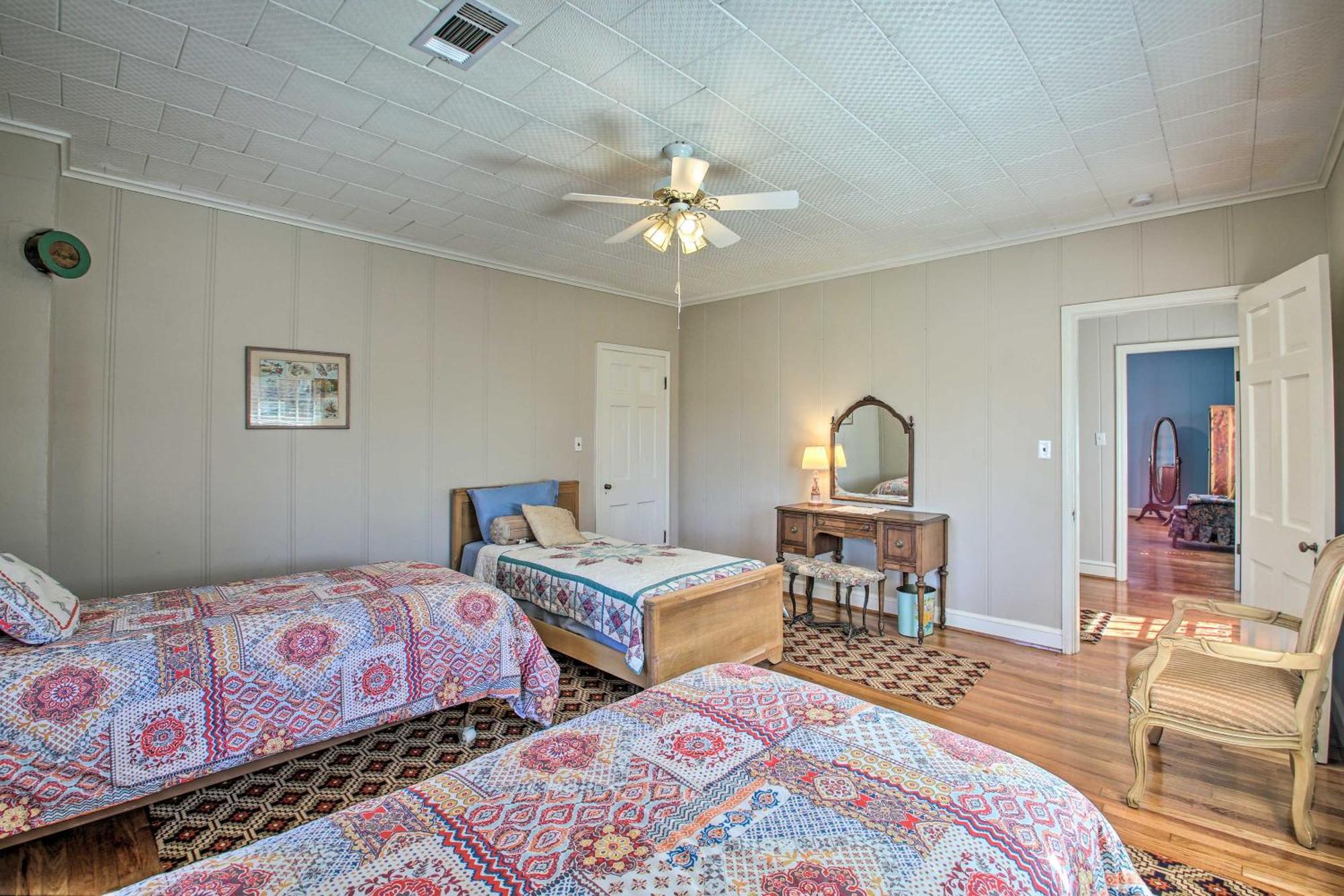 Delightful Retreat With Fireplace And Large Yard! Ngoại thất bức ảnh