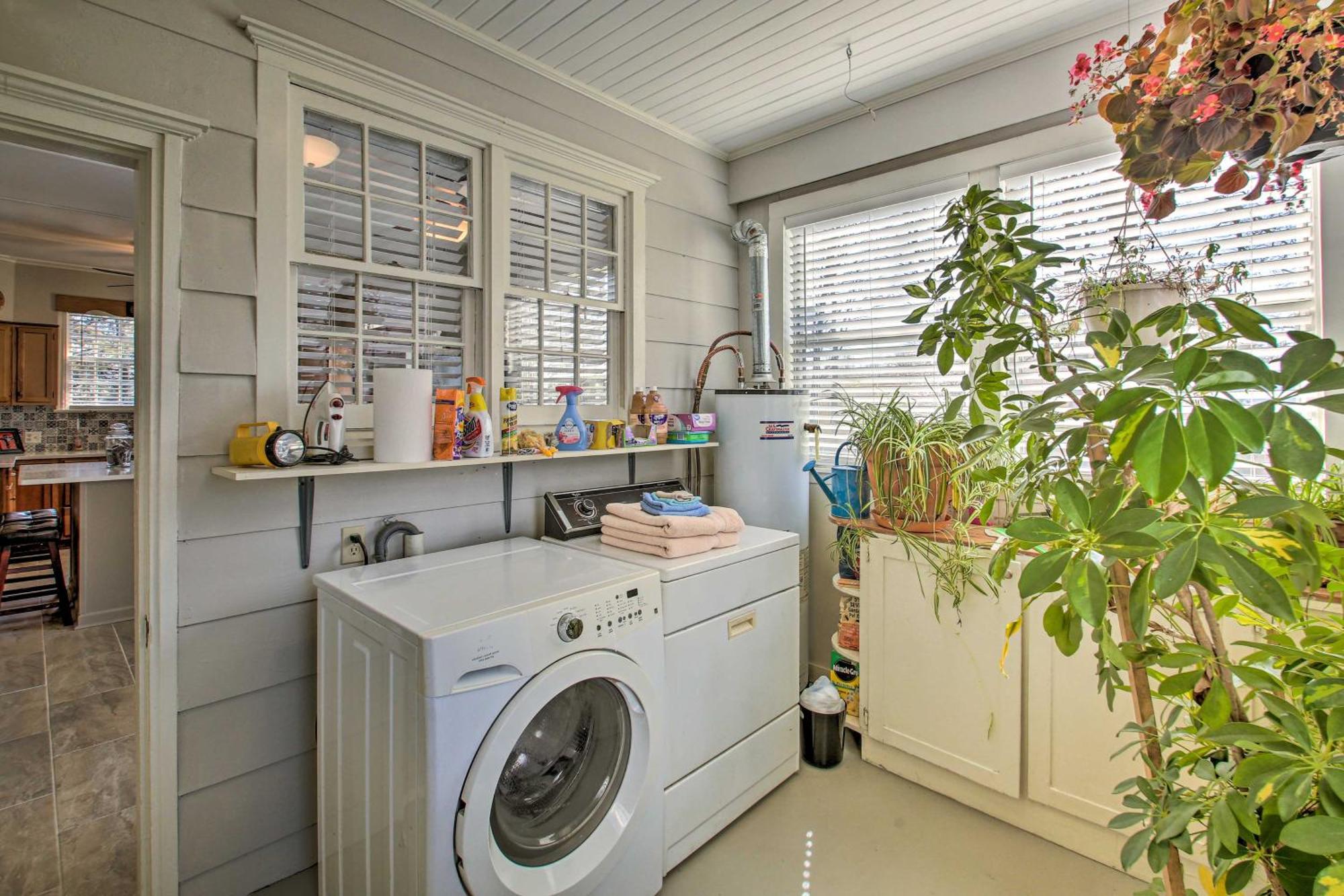 Delightful Retreat With Fireplace And Large Yard! Ngoại thất bức ảnh